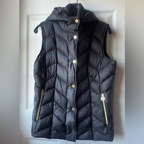 Michael Kors quilted puffer vest with gold-tone hardware - Picture 4 of 8